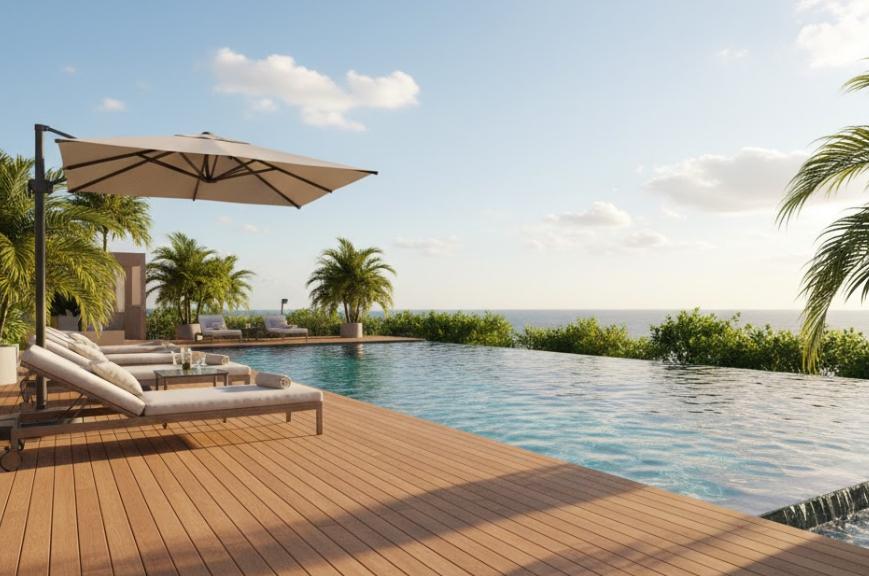 Terrasse en bois près d’une piscine